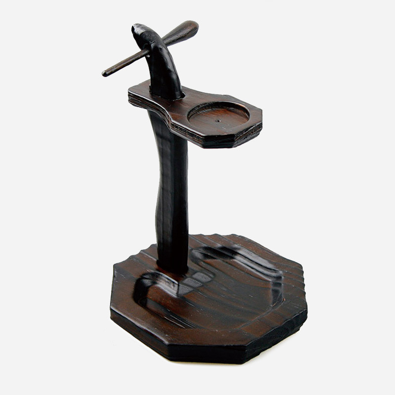 짙은 갈색 천연 목재를 조각해 만든 호롱불 받침대로, 유려한 곡선과 손조각 결을 살린 전통 수공예 디자인이다.