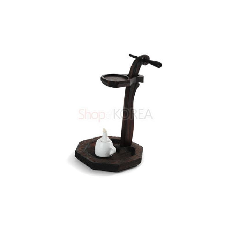 짙은 갈색 나무 재질로 제작된 호롱불 받침대와 흰색 도자기 호롱으로 구성된 전통 조명 소품.