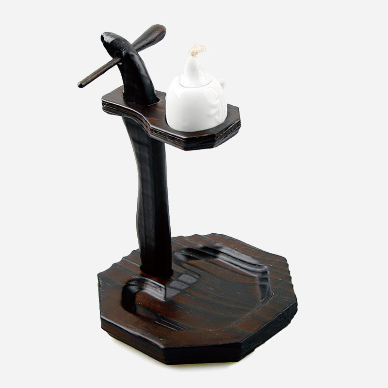 짙은 갈색 목재로 조각된 받침대 위에 백색 도자기 호롱이 놓인 구조로, 곡선 기둥과 간결한 선 조각이 전통미를 강조한 디자인이다.