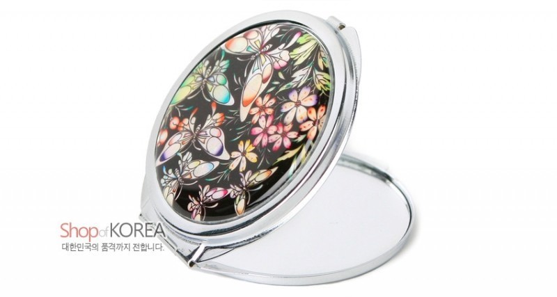 검은 바탕 위에 다채로운 나비 문양 자개 상감이 돋보이는 금속 테두리 접이식 손거울.