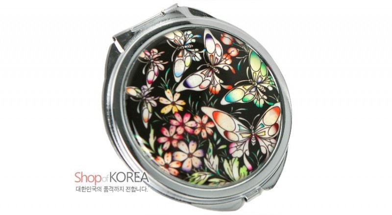검은 옻칠 바탕에 자개 상감으로 형상화한 다채로운 나비와 꽃 문양이 돋보이는 금속 테두리 손거울.