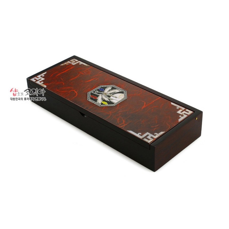 적색 한지 마감 뚜껑에 학 팔각 문양과 은색 전통 기하학 문양 장식을 더한 직사각형 목재 자동함 세트.