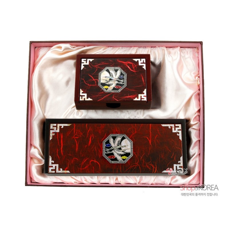 붉은 색 한지 마감 위에 학 문양 자개 상감과 백색 모서리 기하학 장식이 어우러진 직사각·팔각 문양 함 세트.