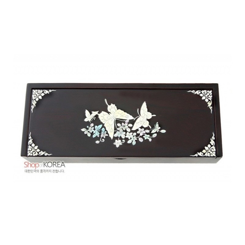 짙은 옻칠 나무 위 자개 상감으로 표현한 나비와 꽃무늬, 모서리 백색 문양 장식의 직사각 보관함.