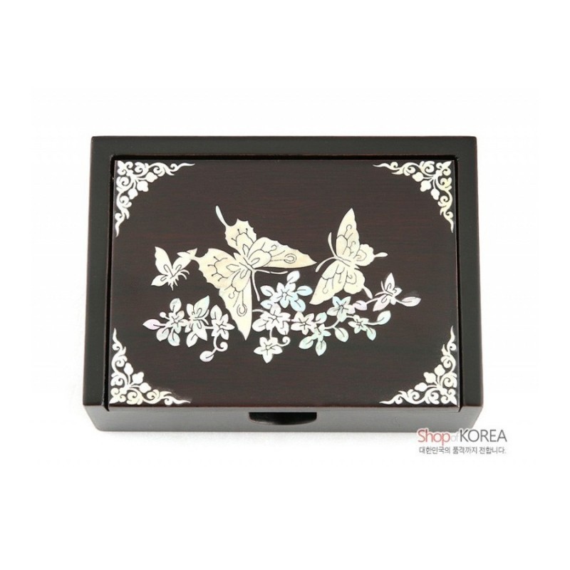 짙은 갈색 옻칠 위에 자개 상감으로 나비와 꽃무늬, 모서리에는 흰색 구름 장식을 더한 나무 보석함.