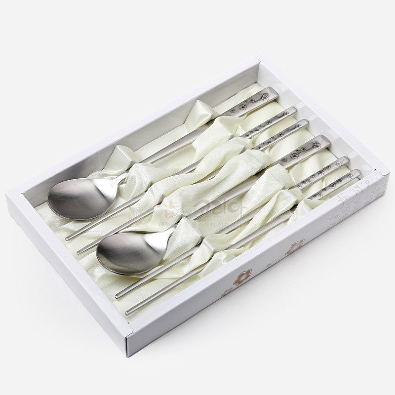 은색 스테인리스 재질, 손잡이에 매화 문양 양각 장식이 들어간 전통 수저 2인 세트.