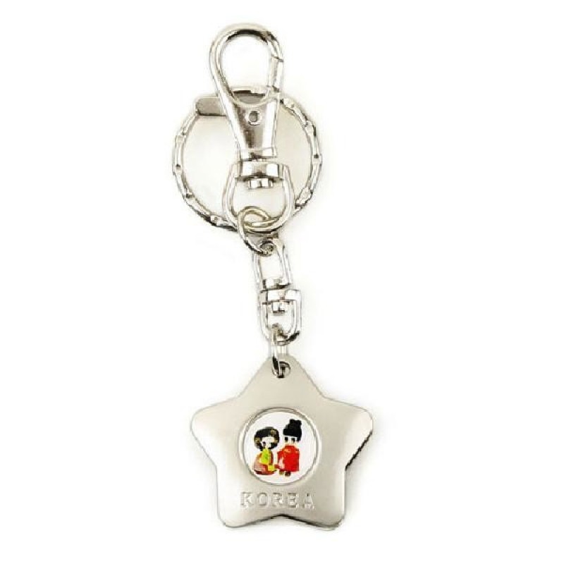 은색 금속 재질의 별 모양 열쇠고리에 왕과 왕비 캐릭터 문양을 채운 원형 장식이 더해진 디자인.