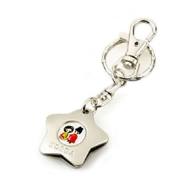 은색 금속 재질의 별 모양 펜던트에 전통 한복 차림 왕과 왕비 도안이 삽입된 열쇠고리. 은색 금속 재질의 별 모양 펜던트에 전통 한복 차림 왕과 왕비 도안이 삽입된 열쇠고리.