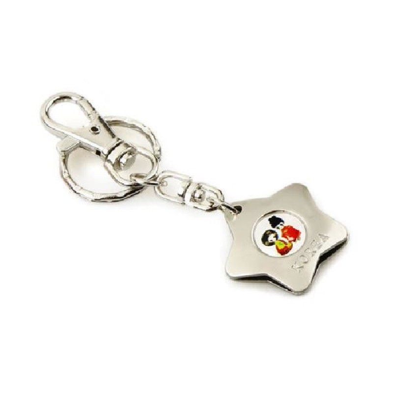 은색 금속 재질의 별 모양 장식에 왕과 왕비 복식 일러스트가 컬러 인쇄된 열쇠고리. 은색 금속 재질의 별 모양 장식에 왕과 왕비 복식 일러스트가 컬러 인쇄된 열쇠고리.