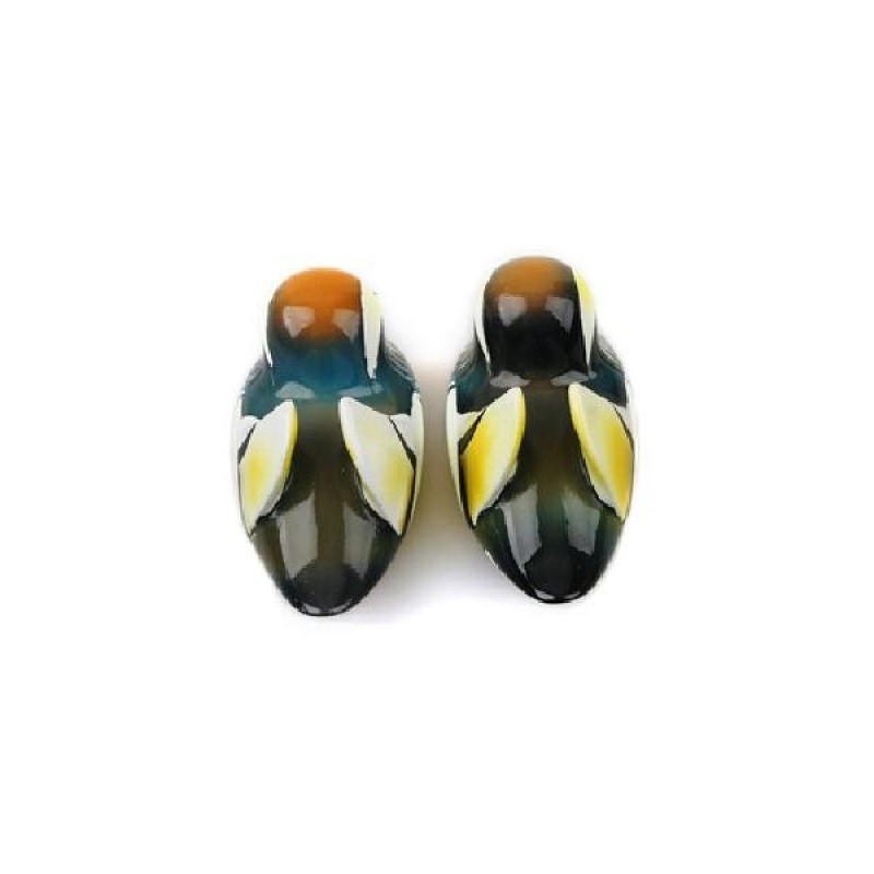 유광 도자 재질에 갈색·청록·검정·노랑 색조를 입혀 원앙 한 쌍을 형상화한 소형 공예 장식품.