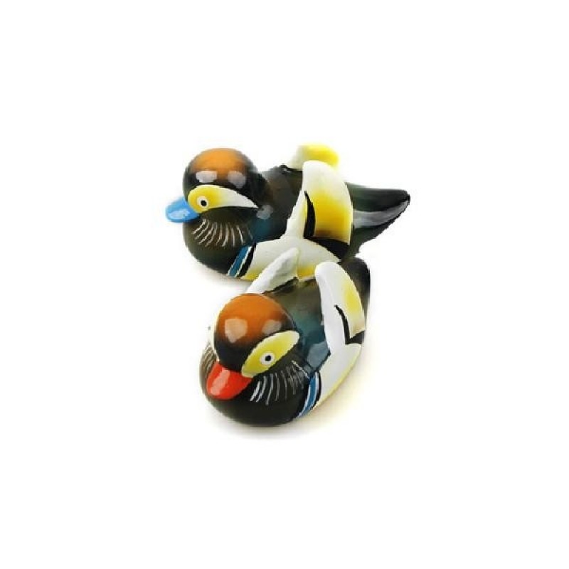 다색 채색 기법으로 표현한 나무 재질의 원앙 한 쌍 장식품, 노랑·파랑 포인트와 세밀한 깃털 문양이 특징인 공예품.