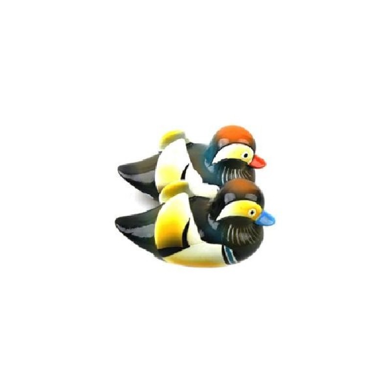 원목 재질에 여러 색의 채색기법을 더한 소형 원앙 한 쌍 장식 오리 조각상.