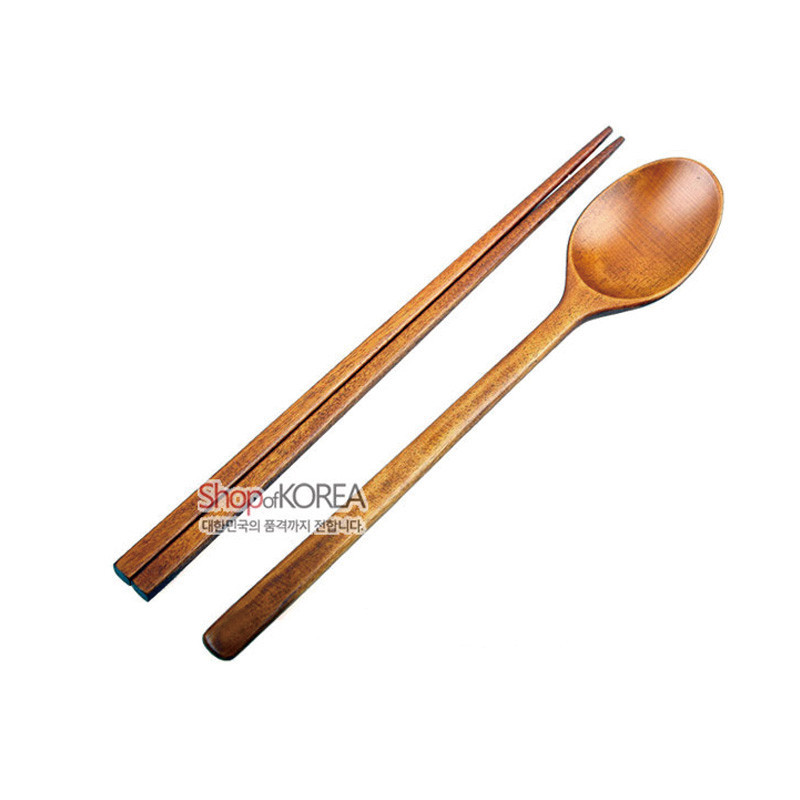 갈색 천연 목재에 옻칠을 더한 숟가락과 젓가락 세트, 나뭇결이 살아 있는 심플한 디자인의 수저세트.