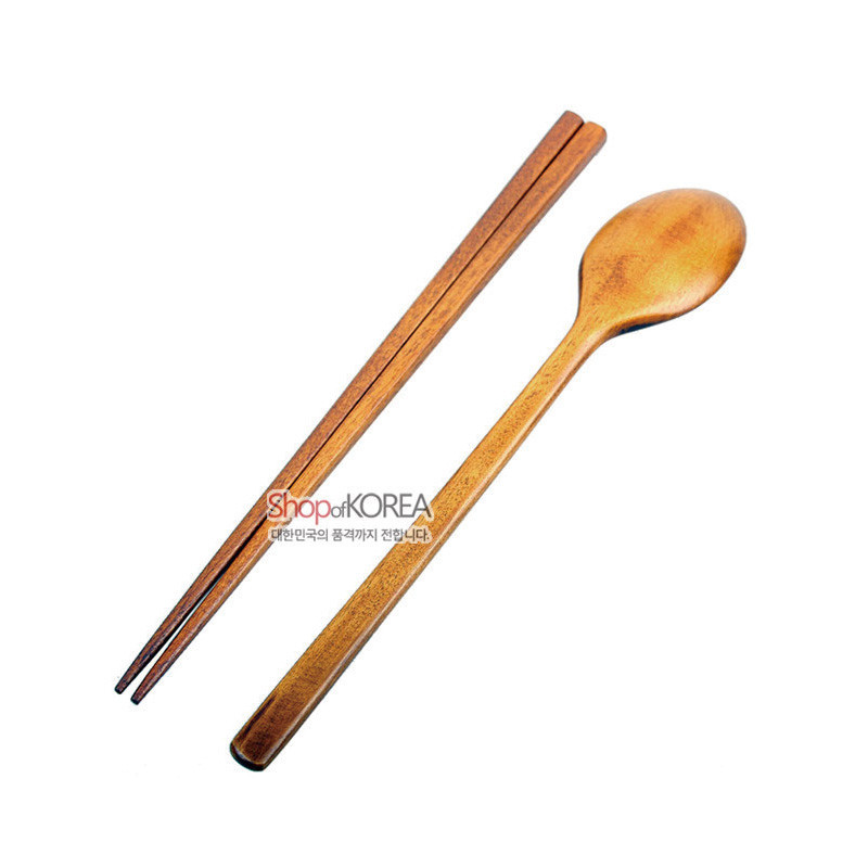 갈색 천연 옻칠 마감의 나무 수저와 젓가락 세트, 매끈한 직선형 손잡이와 단색 표면이 특징인 식기.