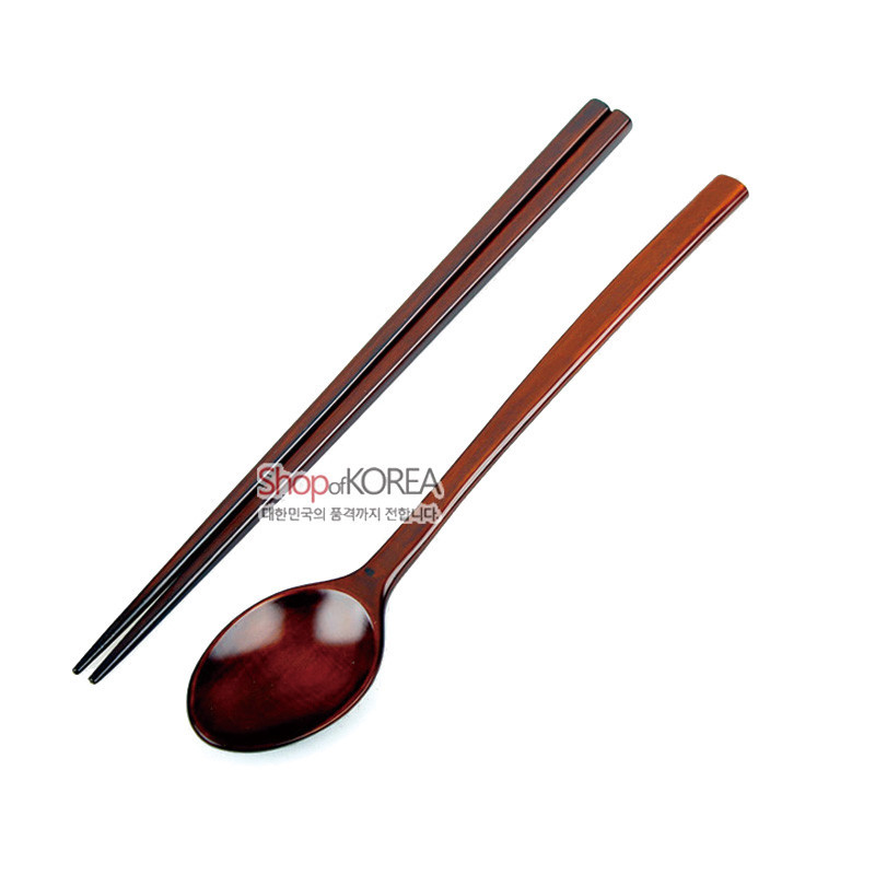 짙은 갈색 천연 옻칠이 매끄럽게 마감된 나무 수저와 젓가락 세트, 단순한 직선형 손잡이 디자인이 특징인 식기류.