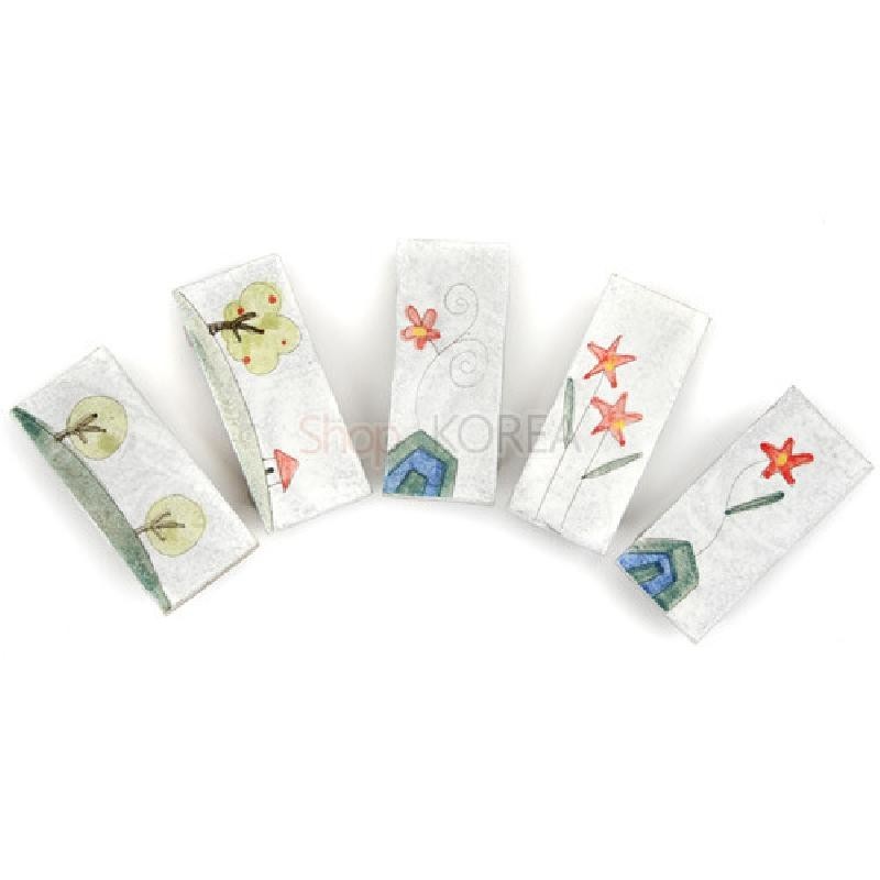 한지 재질의 직사각 수저받침에 수묵화풍 나무와 꽃, 기와집 문양을 파스텔톤으로 채색한 5p 세트.