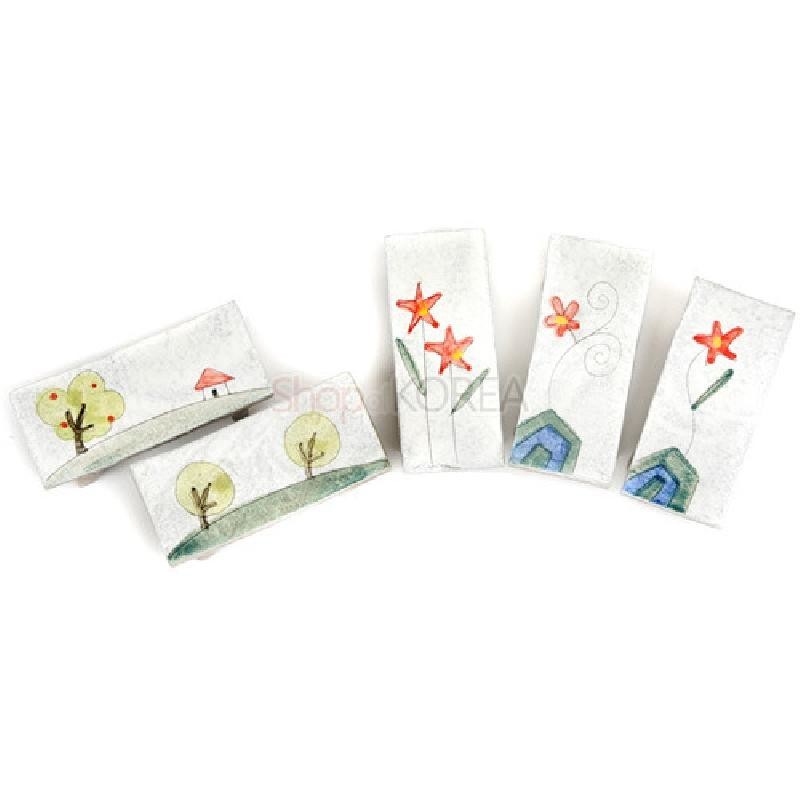 한지 재질 위에 수채화풍 나무와 꽃, 집을 그린 풍경 문양이 어우러진 수저받침 5p 세트.