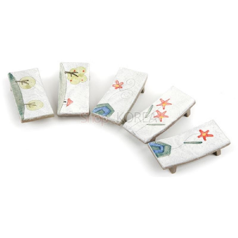 흰색 계열 세라믹 소재에 나무와 꽃, 기와집을 수채화풍으로 채색한 직사각형 수저받침 5p 세트.