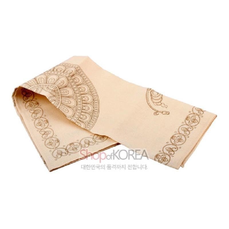 갈색 한지 재질에 연갈색 잉크로 전통 연화문과 두루마리 문양을 배치한 직사각형 손수건. 갈색 한지 재질에 연갈색 잉크로 전통 연화문과 두루마리 문양을 배치한 직사각형 손수건.