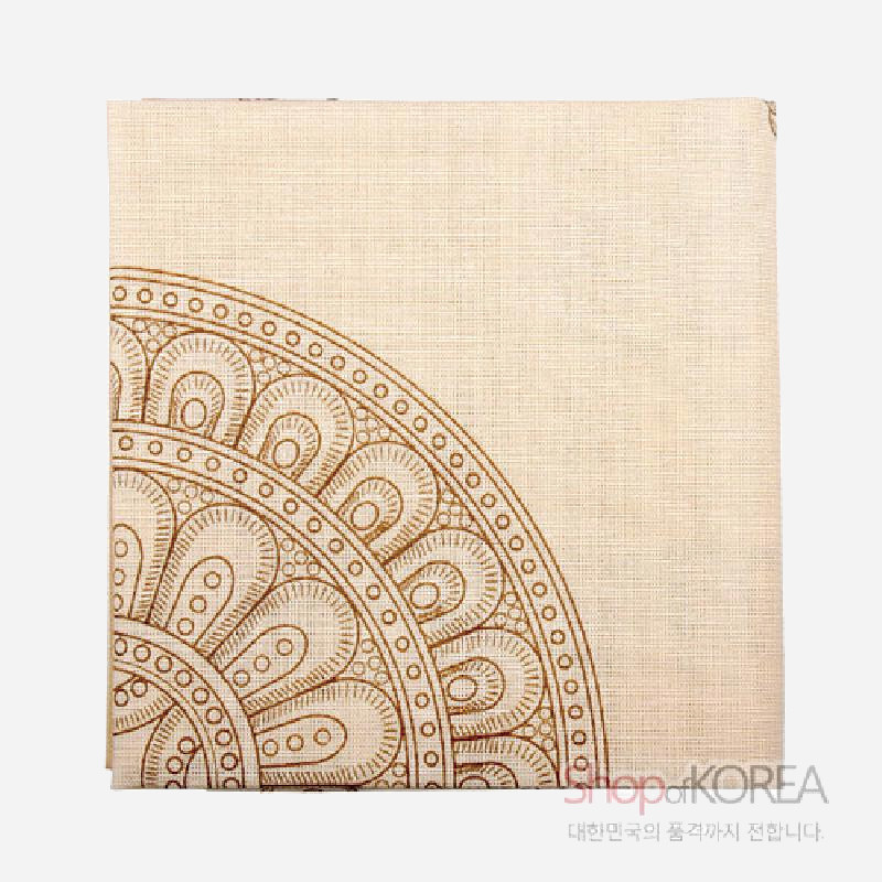 베이지 한지 재질 위에 갈색 잉크로 반원형 전통 연꽃 문양을 섬세하게 인쇄한 손수건.