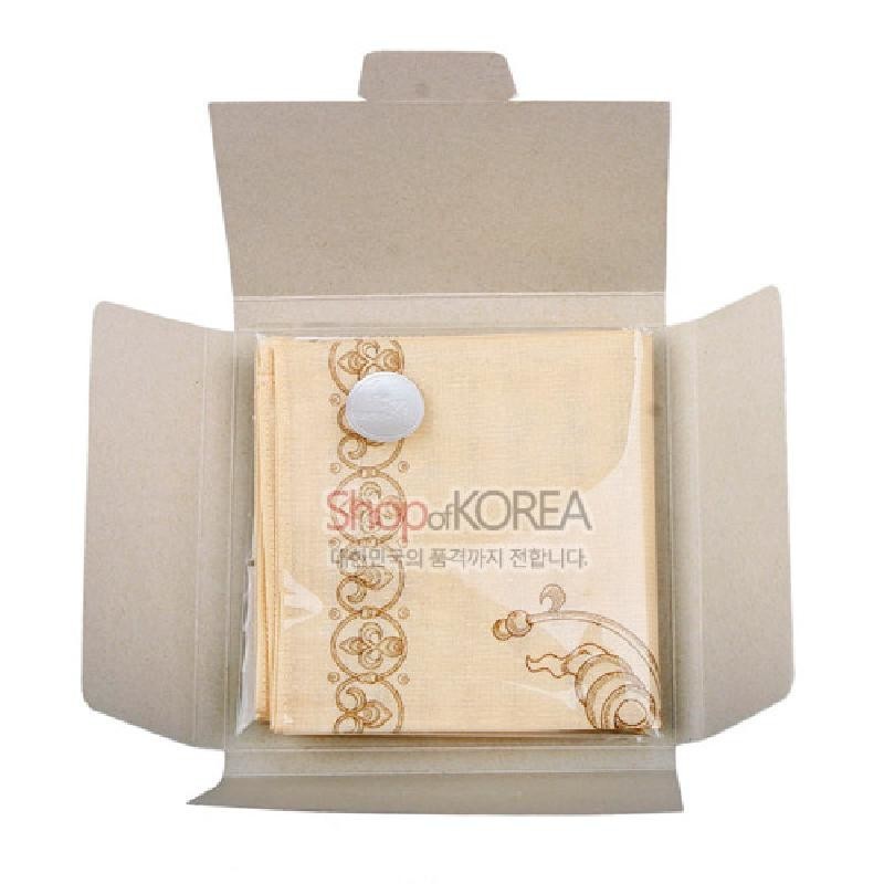 연한 갈색 한지 소재에 전통 꽃덩굴과 구름 형식 문양이 인쇄된 사각 손수건. 연한 갈색 한지 소재에 전통 꽃덩굴과 구름 형식 문양이 인쇄된 사각 손수건.