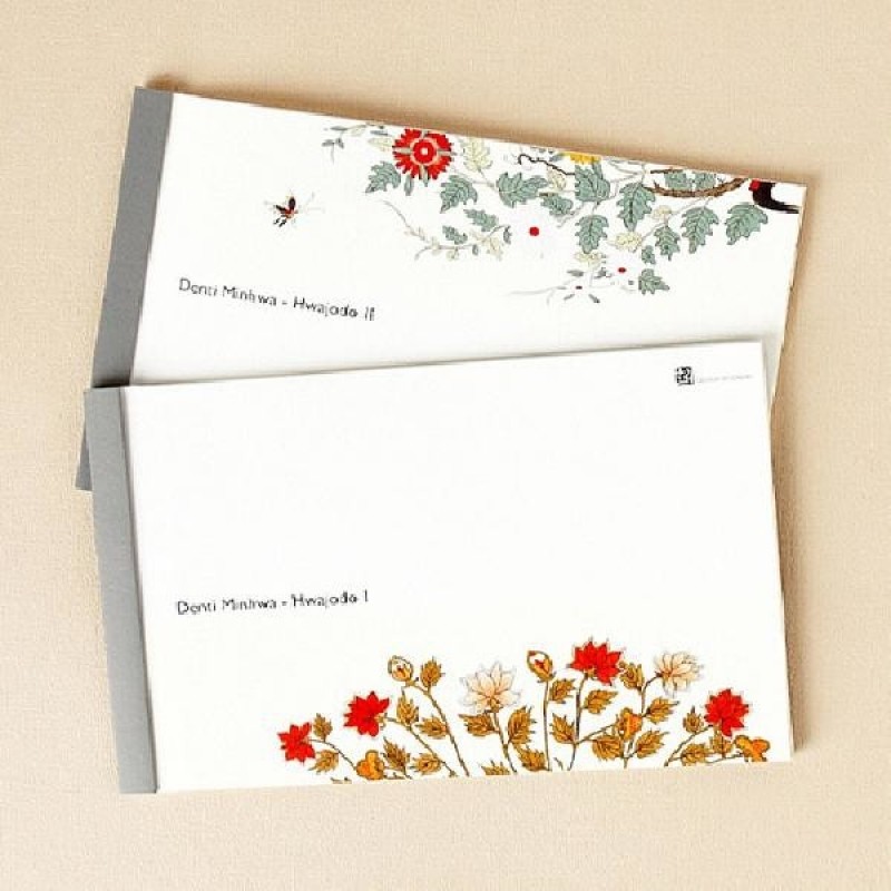 담백한 백색 종이에 회색 제본을 더하고, 전통 민화 화조도 꽃과 새 문양을 컬러 인쇄한 메모지 세트.