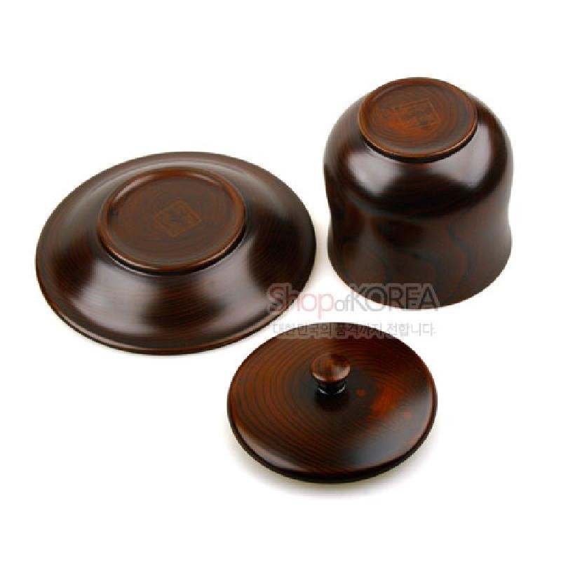 짙은 갈색 천연 옻칠 마감과 나뭇결이 드러난 찻잔과 뚜껑, 받침 세트.