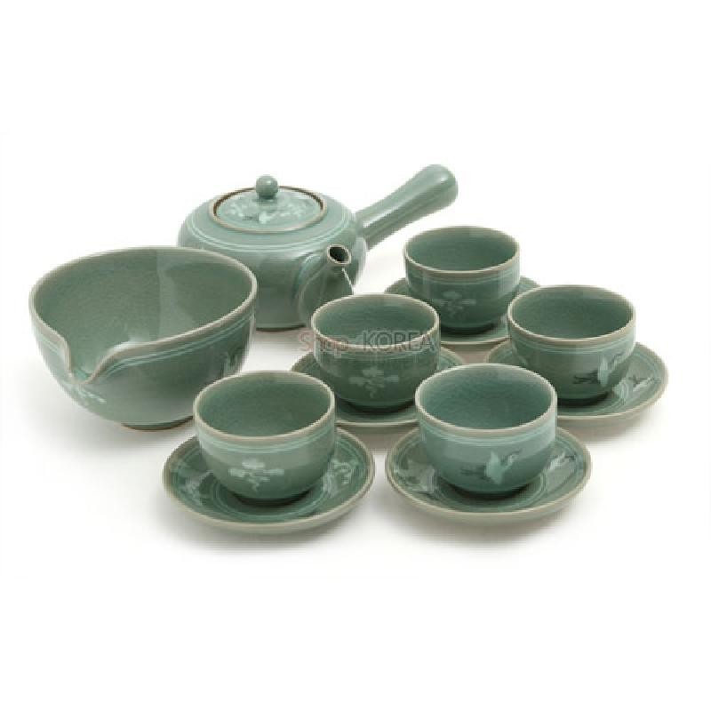 비취색 청자 재질에 운학 문양을 상감 기법으로 넣은 다관과 잔, 거름병으로 구성된 다기 세트. 비취색 청자 재질에 운학 문양을 상감 기법으로 넣은 다관과 잔, 거름병으로 구성된 다기 세트.