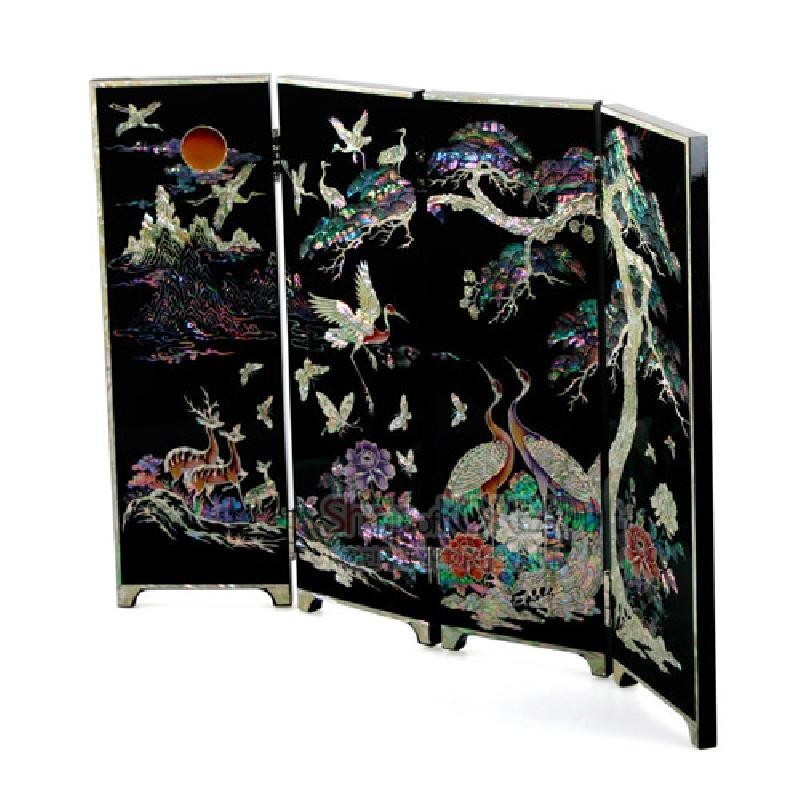 흑색 옻칠 위 자개 상감 기법으로 소나무와 학, 사슴, 꽃과 산수 문양을 섬세하게 표현한 병풍형 장식품. 흑색 옻칠 위 자개 상감 기법으로 소나무와 학, 사슴, 꽃과 산수 문양을 섬세하게 표현한 병풍형 장식품.
