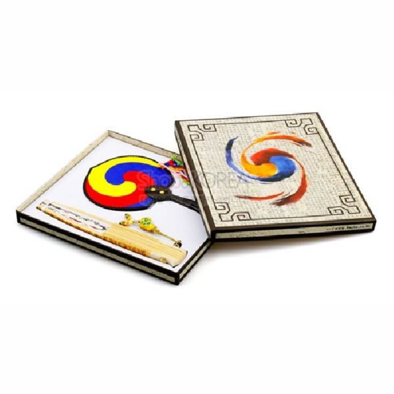 태극 삼원색 채색 태극부채와 대나무 살에 매화문양을 더한 합죽선으로 구성된 전통 부채 세트.