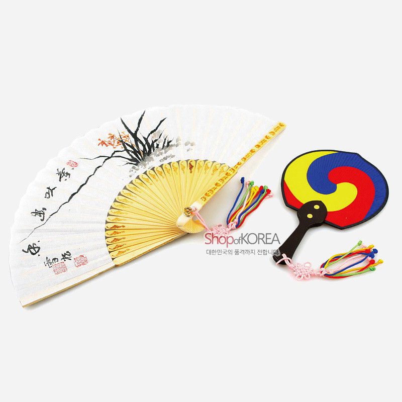 난초 수묵화와 한글 서예가 그려진 종이 합죽선과 삼색 태극 문양 부채, 오색 술 장식 세트.