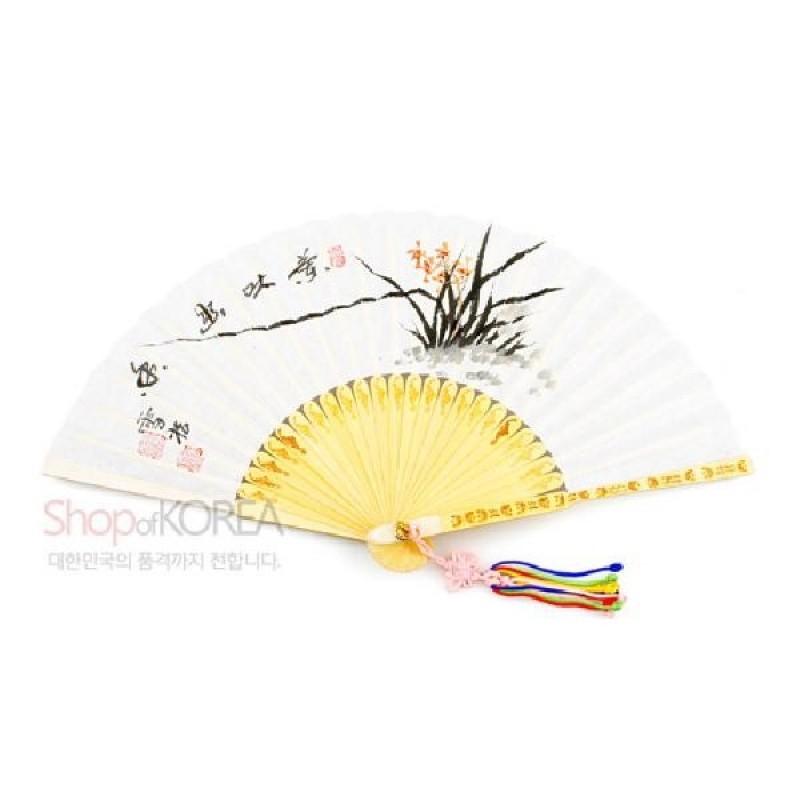 한지와 나무살로 제작된 접부채, 수묵채색 난초와 한글 서예, 오방색 매듭 술 장식 특징. 한지와 나무살로 제작된 접부채, 수묵채색 난초와 한글 서예, 오방색 매듭 술 장식 특징.