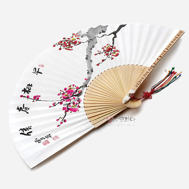대나무 살과 흰 종이 위 수묵 담채 매화 문양이 그려진 합죽선, 오방색 실매듭 장식이 더해진 디자인.