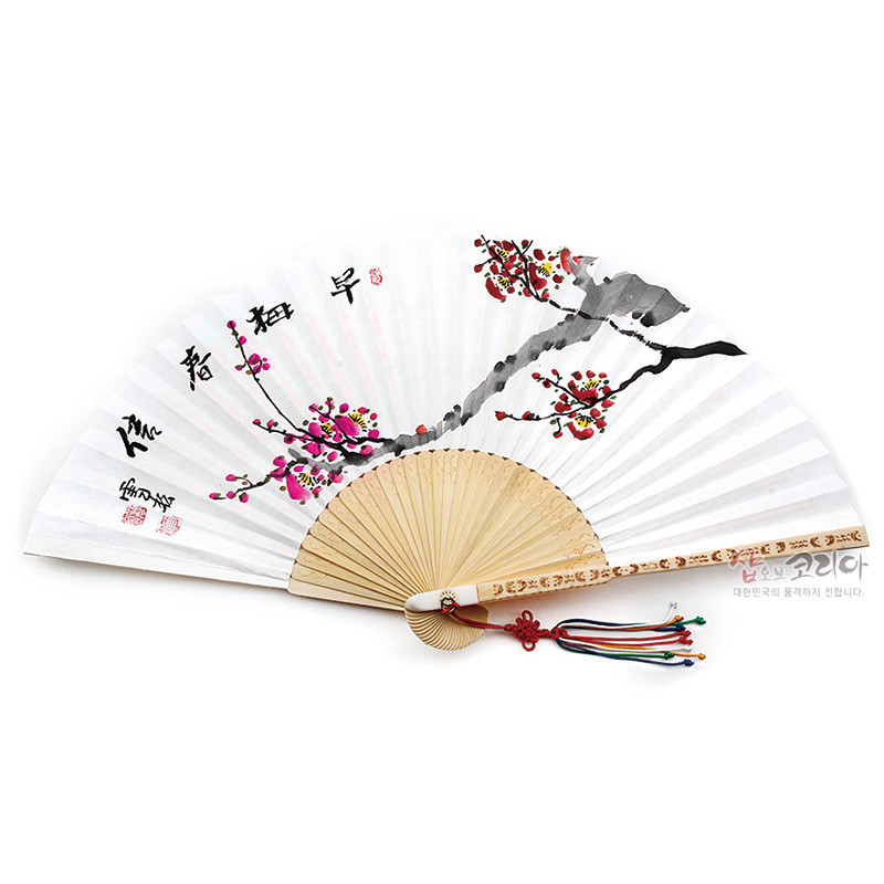흰 종이 위에 수묵채색 매화 가지와 한자가 그려진 합죽선, 나무 살대와 색실 매듭 장식이 어우러진 전통 부채.