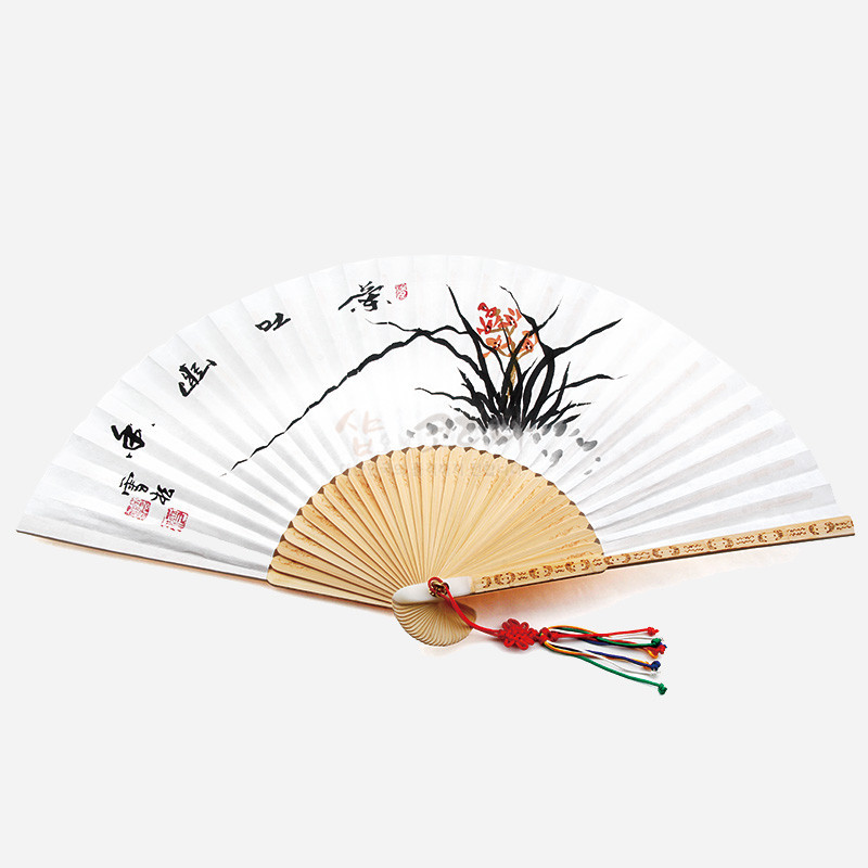 대나무 살대와 흰 한지 위에 수묵 난초와 서예 문양이 어우러진 합죽선, 오색 술 장식 매듭 포인트의 전통 부채.