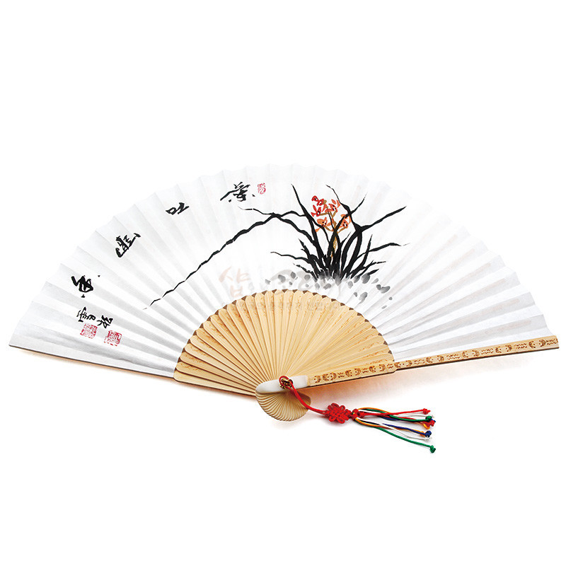 한지 위에 수묵채색 난초와 한자 서예가 그려진 합죽선, 대나무 살과 조각 장식, 오색 술 매듭 장식 부채.