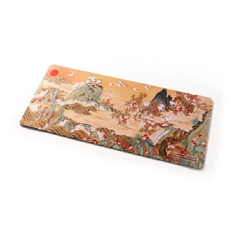 해학반도도 민화가 인쇄된 직사각형 마우스패드, 금빛 바탕에 학과 파도, 산수와 꽃나무 문양, 붉은·녹색 포인트 색채가 어우러진 디자인.
