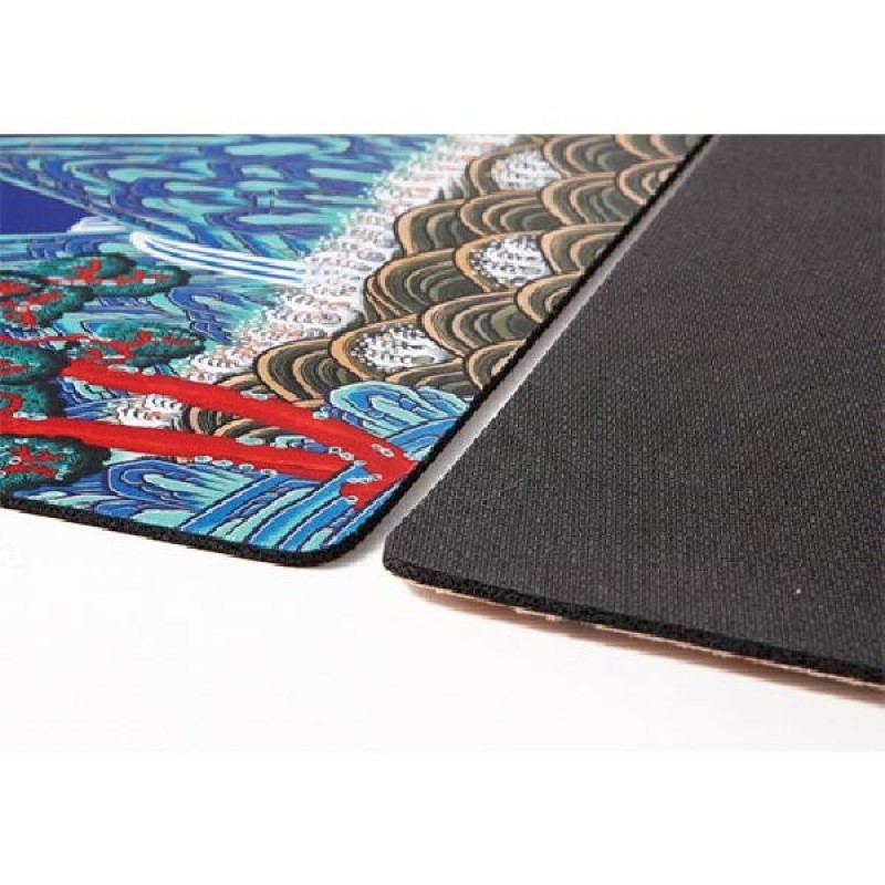 해학반도도 민화의 산수와 파도, 소나무 문양이 인쇄된 천 재질 마우스패드, 선명한 청록·적색 대비 색감이 특징인 제품.