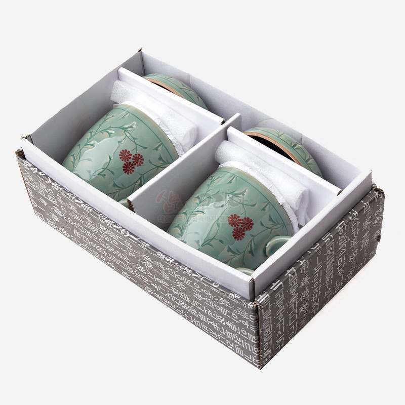 청자 재질의 연녹색 바탕에 적색 국화문과 덩굴무늬가 상감된 머그다기잔 2개 세트.