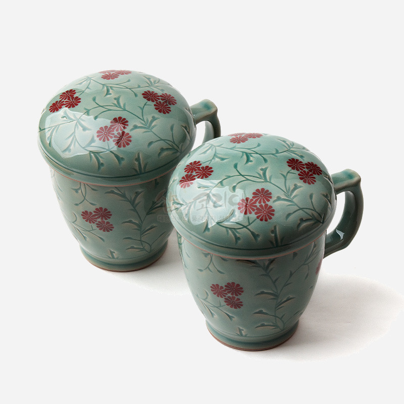 청자 재질의 머그잔과 뚜껑에 붉은 국화와 녹색 줄기 문양을 상감 기법으로 장식한 다기 세트.