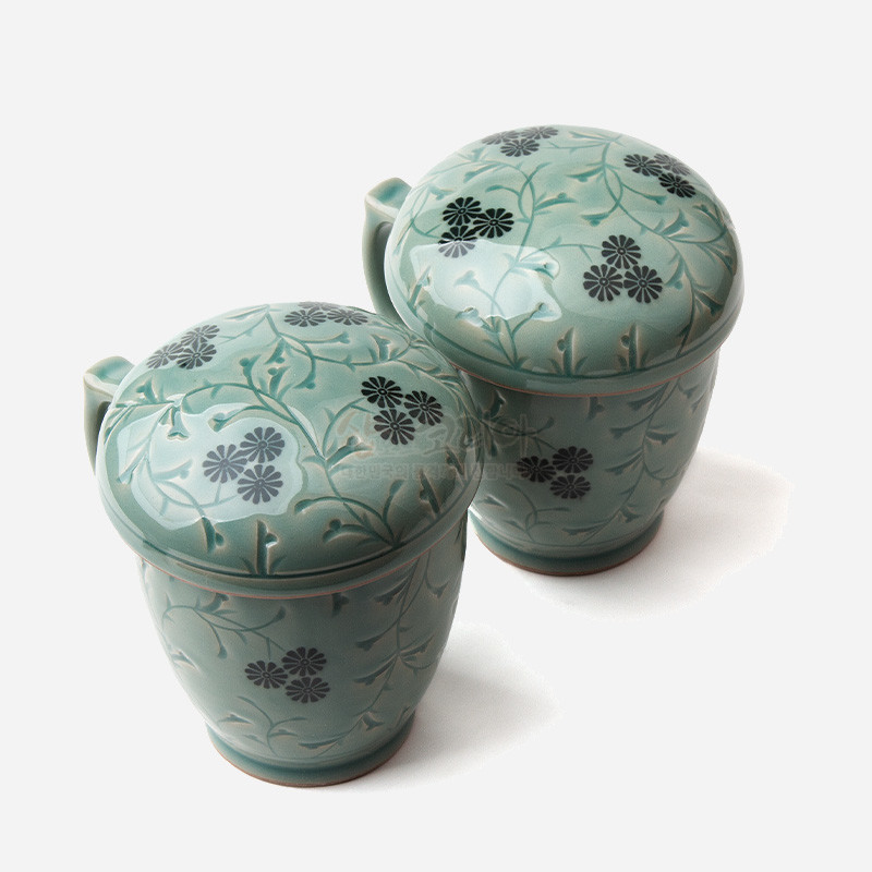 청자 재질에 흑색 국화문과 식물넝쿨 문양을 상감한 뚜껑 머그잔 세트.