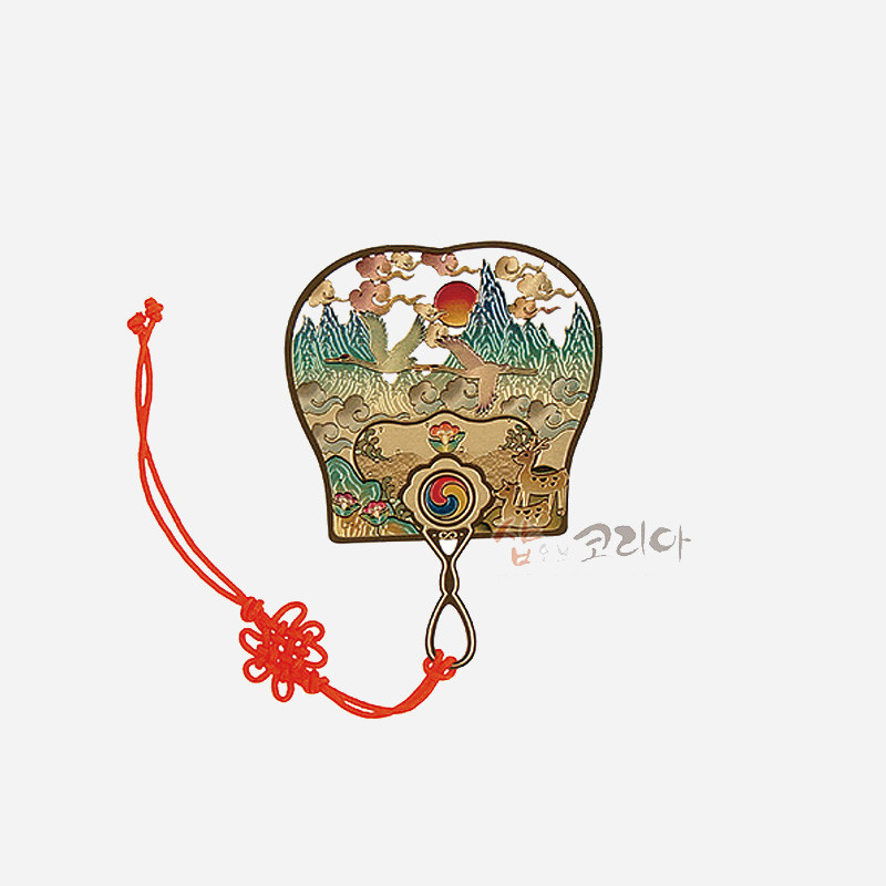 금장 금속 재질에 십장생 산수와 해, 구름 문양을 채색한 부채 모양 책갈피, 홍색 전통 매듭 장식.