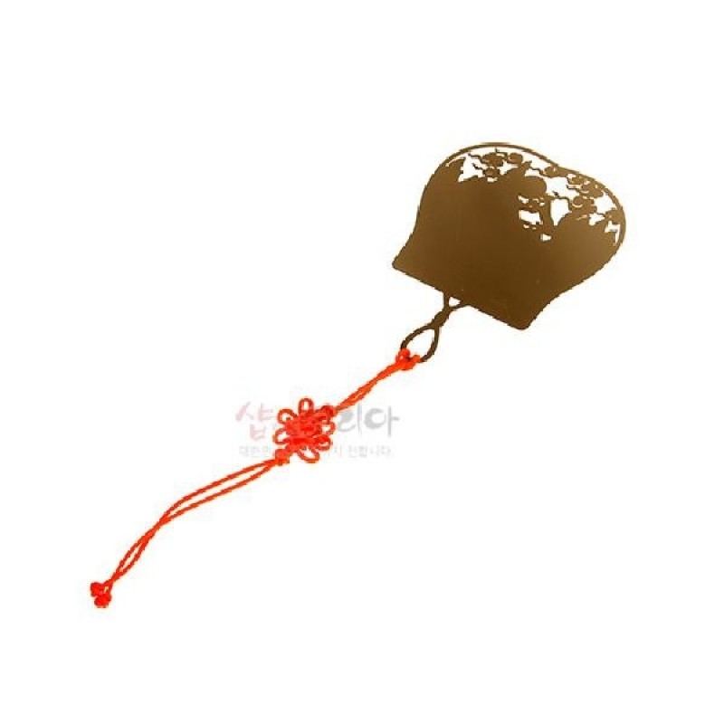 금장 금속 재질의 부채 모양 책갈피와 상단 십장생 문양 투각 장식, 붉은 전통 매듭 장식 끈이 어우러진 디자인.