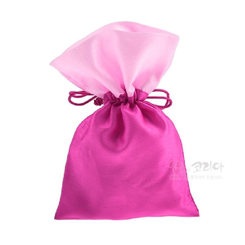진분홍과 연분홍 이중 원단으로 만든 전통 매듭주머니로, 매끈한 합성섬유 재질과 끈 조임 방식이 특징인 심플한 디자인이다.