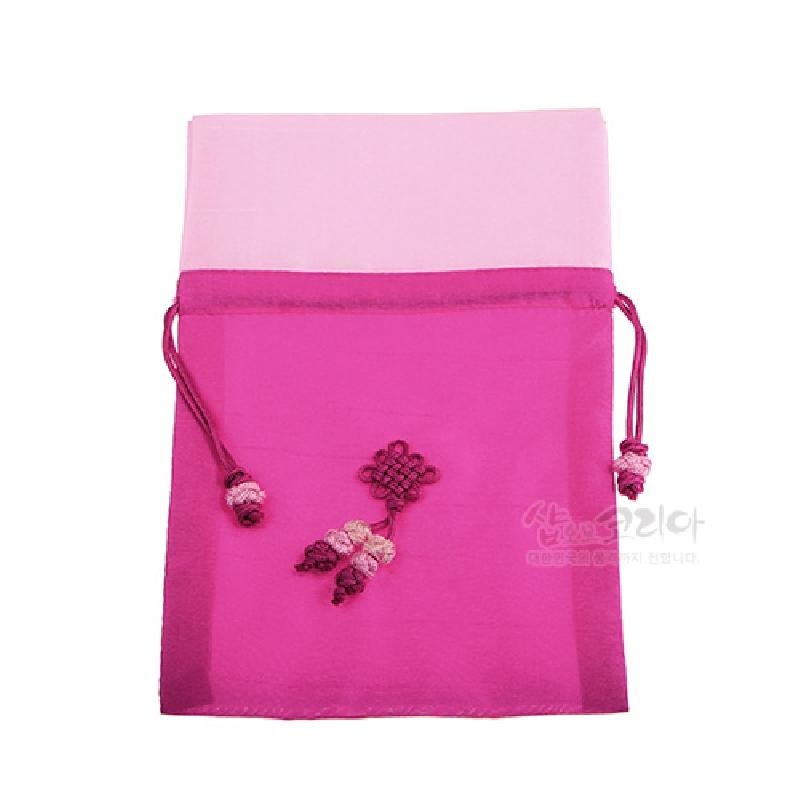 진분홍과 연분홍 색 실크 천으로 만든 전통 복주머니로, 중앙에 매듭 기법과 술 장식이 더해진 디자인이다.
