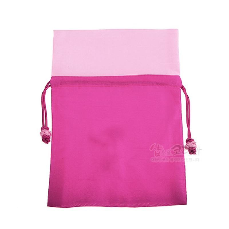진분홍과 연분홍 두 톤의 합성섬유로 만든 전통 매듭주머니로, 매끈한 평직과 끈 매듭 장식이 특징이다.
