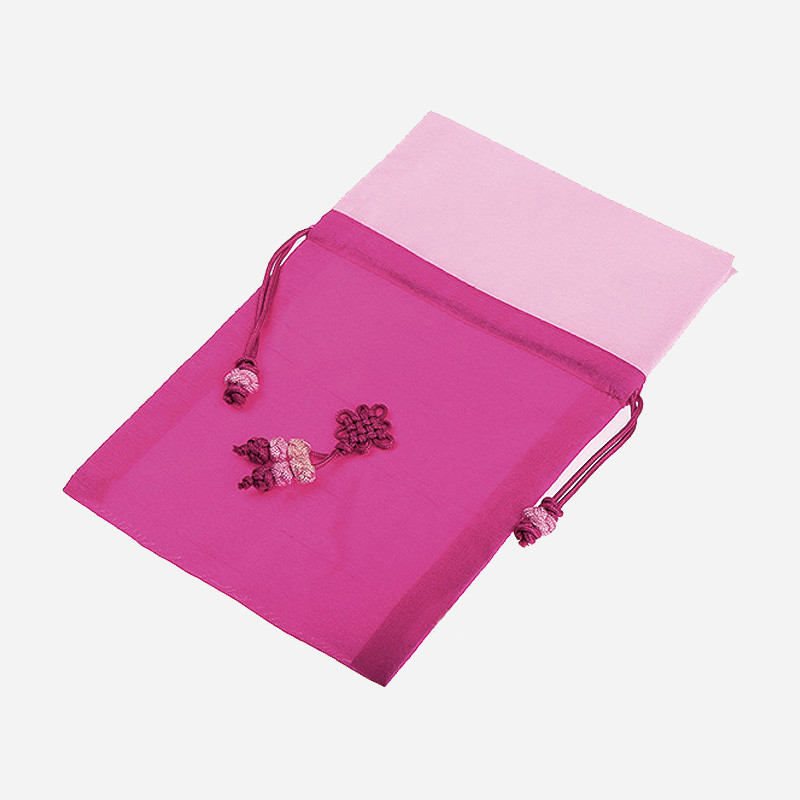 진분홍과 연분홍 색상의 반투명 천으로 만든 주머니, 중앙에 전통 매듭 장식과 끈 조임 장식을 더한 디자인