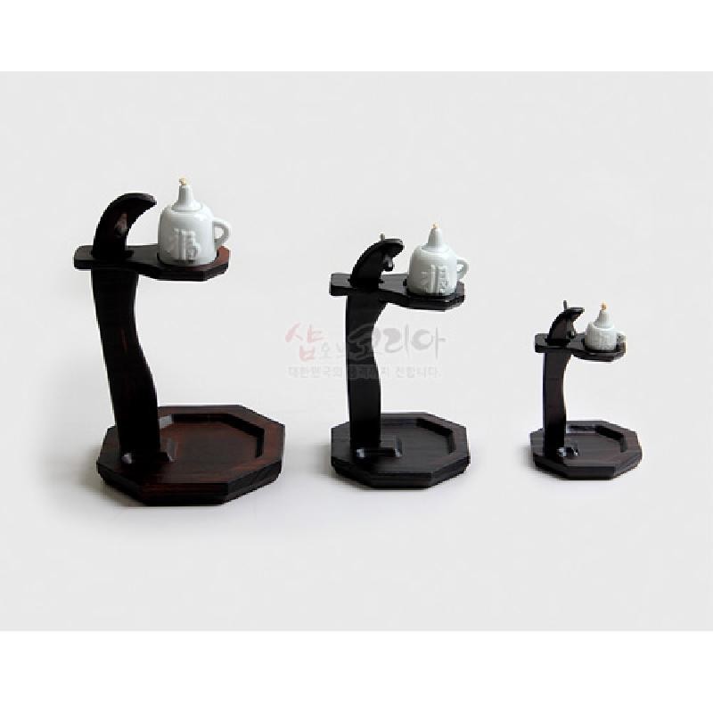 어두운 목재로 만든 곡선형 기둥과 팔각 받침, 백자 호롱 모양 등을 조합한 수공예 호롱불 세트.