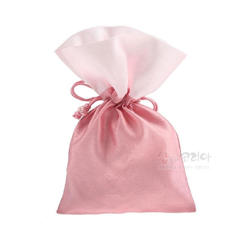 은은한 광택의 연분홍색 원단으로 만든 복주머니로, 매끈한 재질과 같은 톤의 끈 매듭이 조화를 이루는 단색 전통 주머니이다.