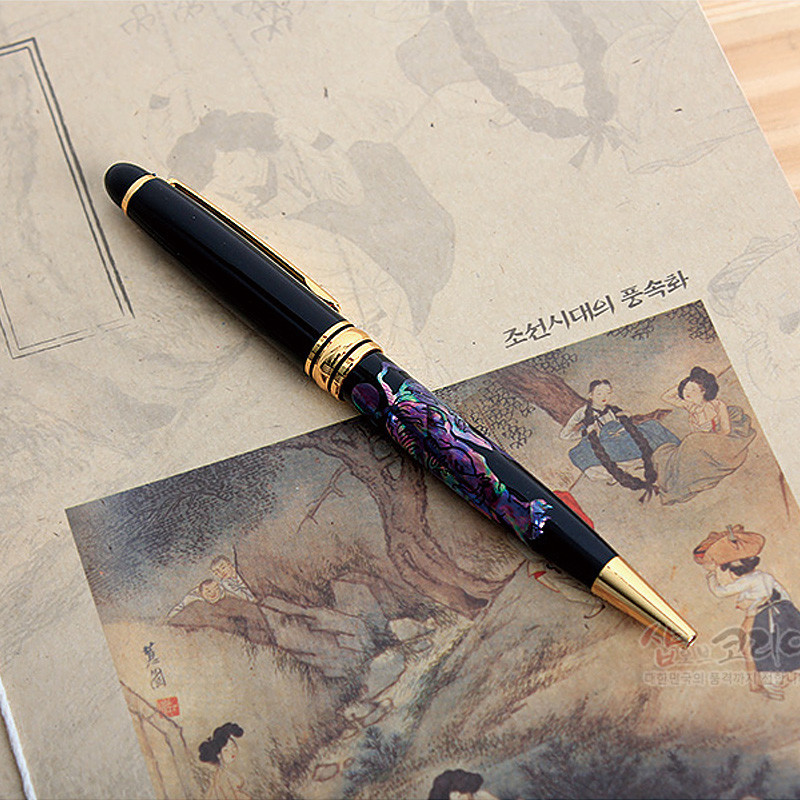 검은 옻칠 바탕에 자개 상감으로 호랑이 문양을 넣고 금속 골드 장식을 더한 고급 볼펜.